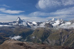 Vom Oberrothorn gibt es den schönsten Blick auf das Matterhorn. Rechts Dent Blanche, Obergabelhorn und Wellenkuppe.